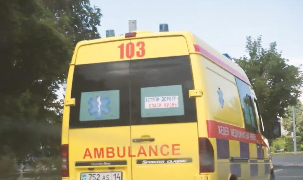 Фельдшеры скорой помощи в Экибастузе провели реанимацию прямо на автобусной остановке