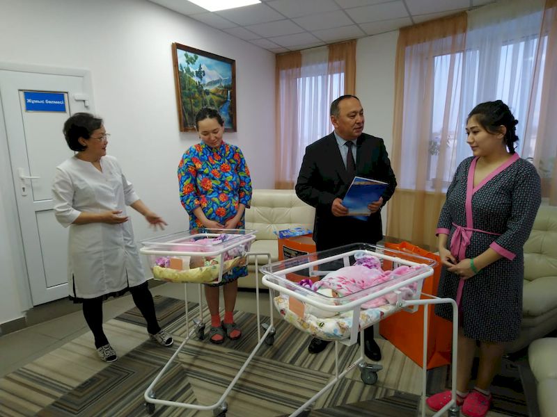  Ораз Мукашев поздравил родившихся в День Первого Президента новорожденных и их матерей в Областном перинатальном центре 