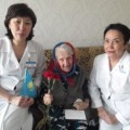 Ветераны   УВОВ и труженики тыла принимают поздравления от 1 поликлиники